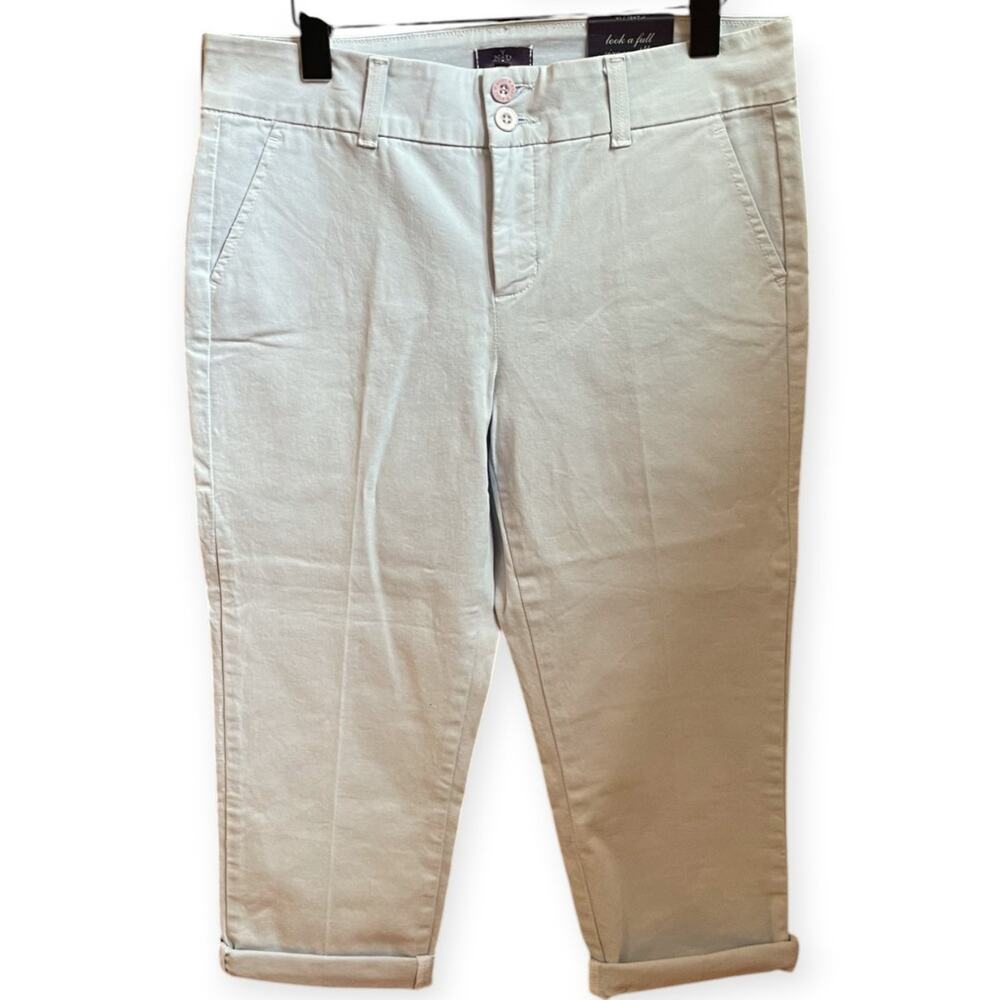 NWT NYDJ Light Blue Capris